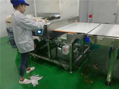 餅干生產(chǎn)線使用金屬檢測機(jī)